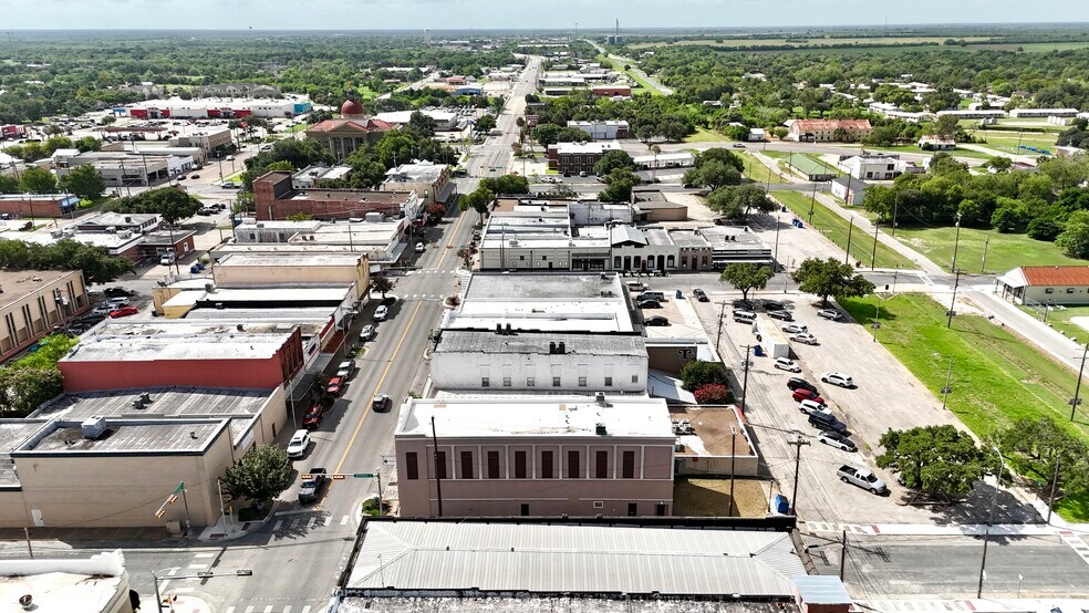 More Photos Of 209 N Washington St, Beeville Bar For Sale