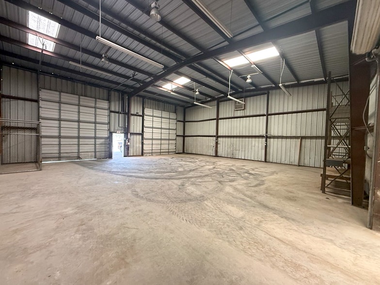 More Photos Of 1251 Bunton Creek Rd, Kyle Warehouse For Lease