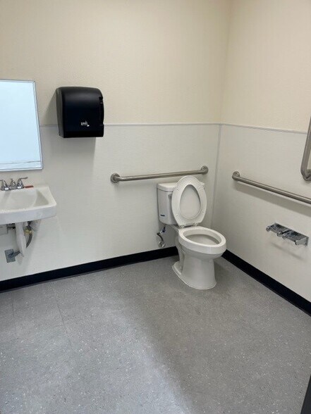 More Photos Of 2815 W Lake Mead Blvd, North Las Vegas General Retail For Lease