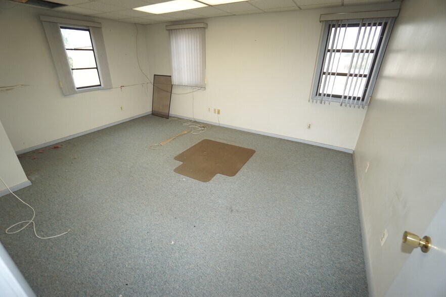 More Photos Of 924 N Wood Ave, Linden Medical For Lease