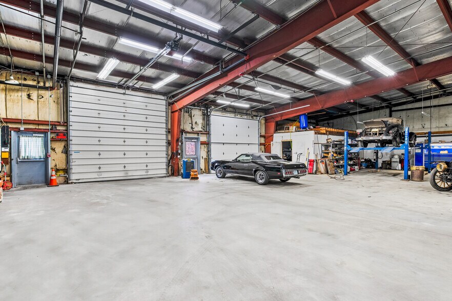 More Photos Of 6 Lark Industrial Pky, Greenville Self Storage For Lease