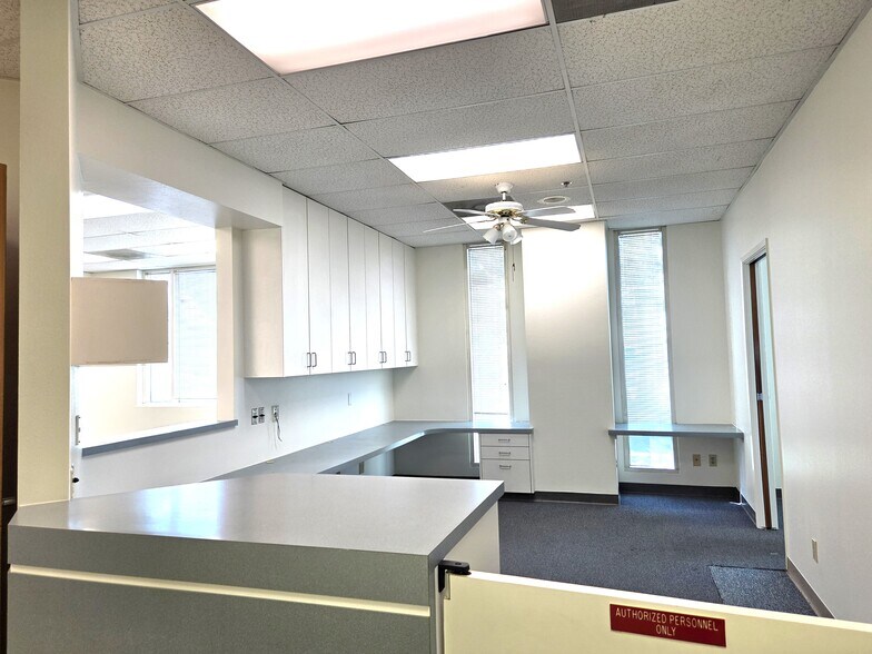 More Photos Of 300 Old River Rd, Bakersfield Medical For Lease