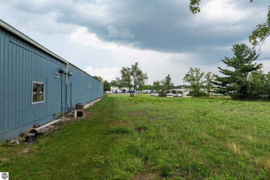 More Photos Of 910 Industrial Dr, Mount Pleasant Warehouse For Sale