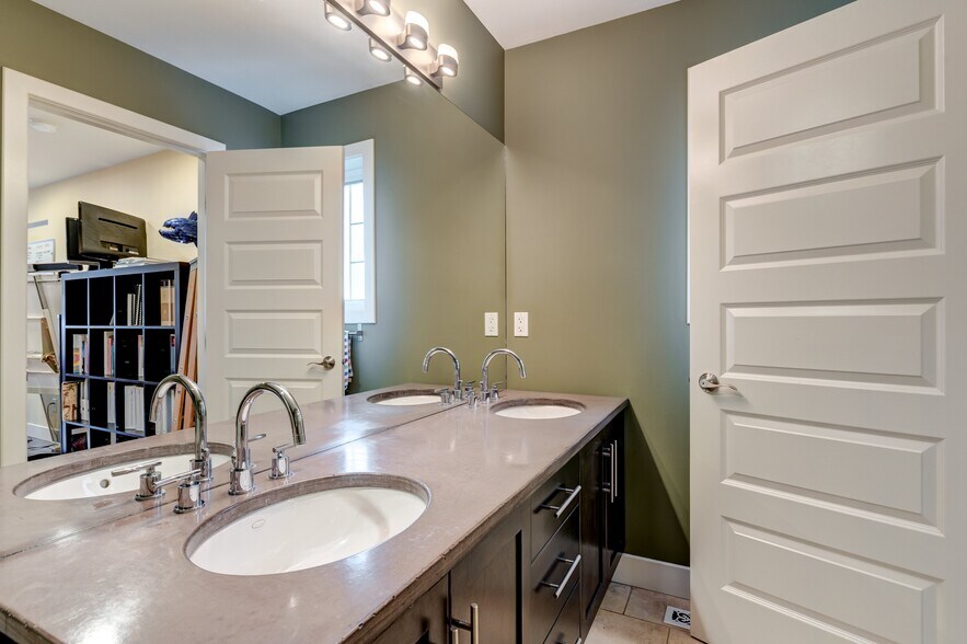 More Photos Of 1812 14A St SW, Calgary Office Residential For Sale