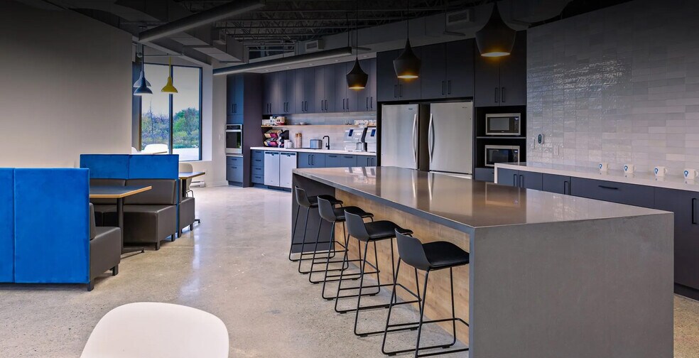 More Photos Of 2115 S Service Rd W, Oakville Warehouse For Sale