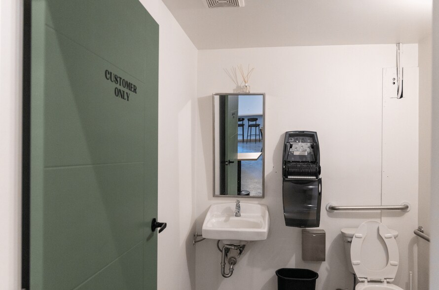 More Photos Of 417 Riverfront Av SE, Calgary Restaurant For Lease