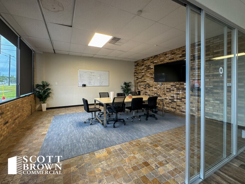 More Photos Of 520 N Loop 288, Denton Showroom For Lease