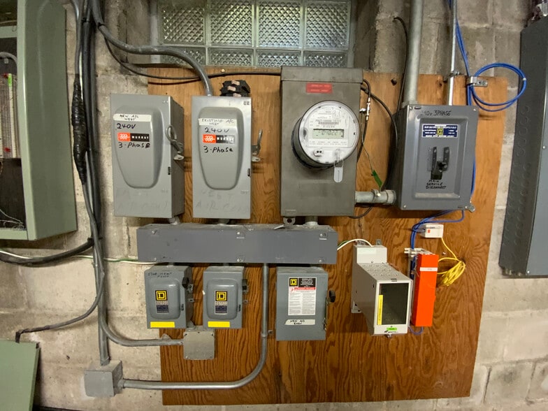 More Photos Of 6027 W Vliet St, Milwaukee Storefront Retail Office For Sale