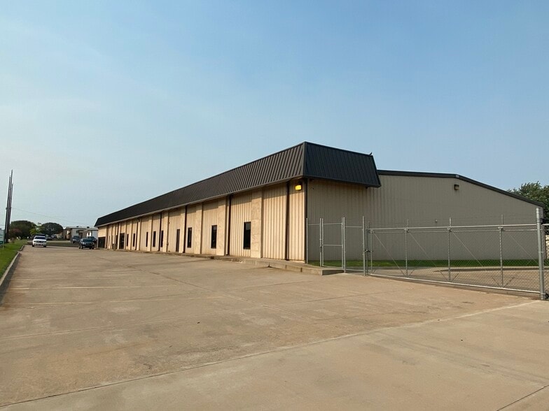 More Photos Of 8317 Gateway Ter, Oklahoma City Showroom For Sale