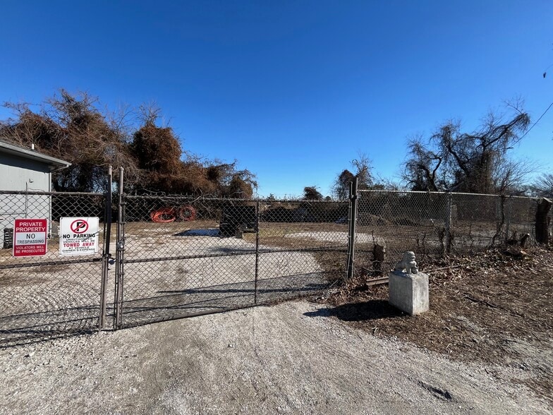 More Photos Of 7726 Warwick Blvd, Newport News Warehouse For Lease