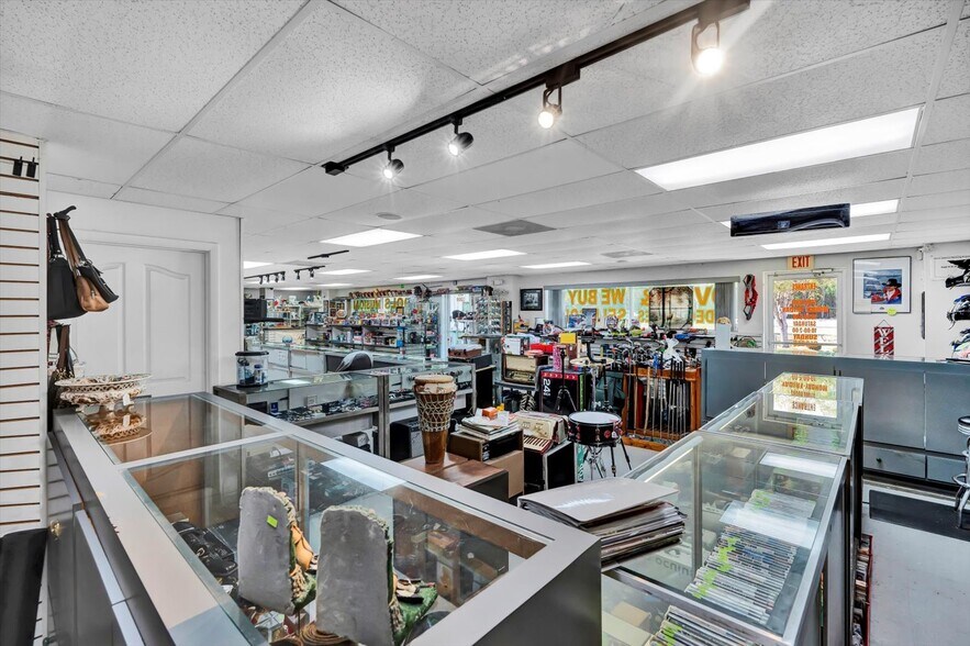 More Photos Of 3300 E Moody Blvd, Bunnell Light Manufacturing For Sale