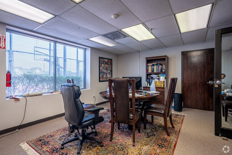 More Photos Of 2553-2555 Cordes Dr, Sugar Land Medical For Sale