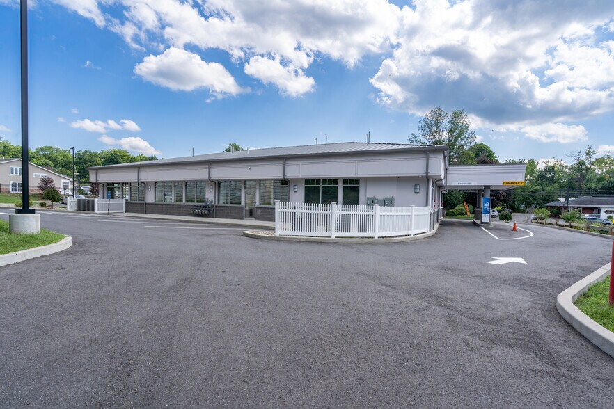 More Photos Of 1336 E Main St, Meriden Freestanding For Lease