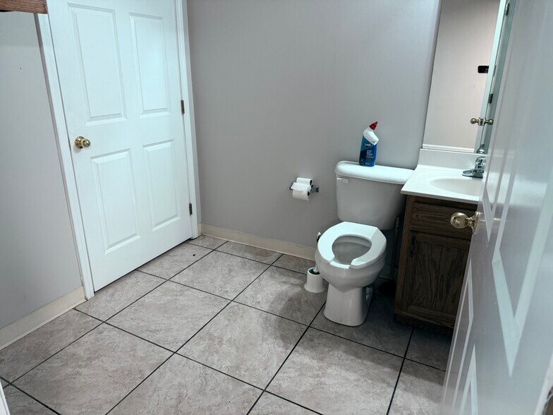 More Photos Of 1910 Garden Springs Dr, Lexington Office For Lease