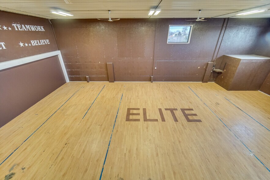 More Photos Of 926 Geneva St, Shorewood Warehouse For Lease