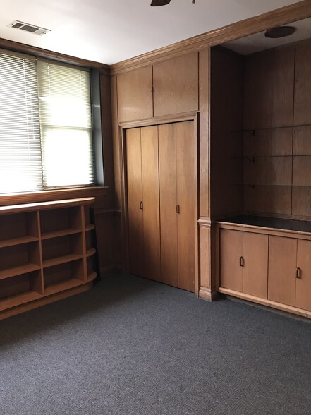 More Photos Of 4616 W Fullerton Ave, Chicago Light Manufacturing For Sale