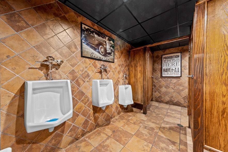 More Photos Of 32400 Geneva Rd, Salem General Retail For Sale