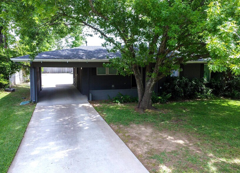 More Photos Of 104 W Main St, Whitehouse Veterinarian Kennel For Sale