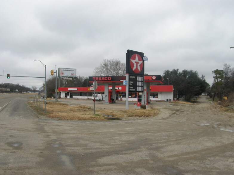 Primary Photo Of 11095 FM 751, Quinlan Service Station For Sale