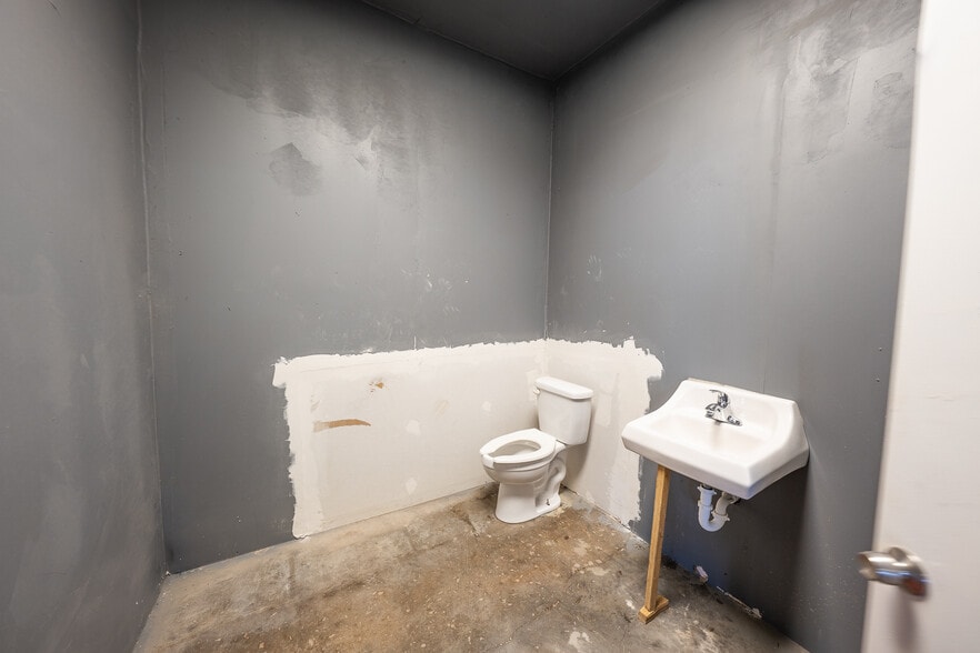 More Photos Of 2722-2724 Texas Ave, Lubbock Warehouse For Sale