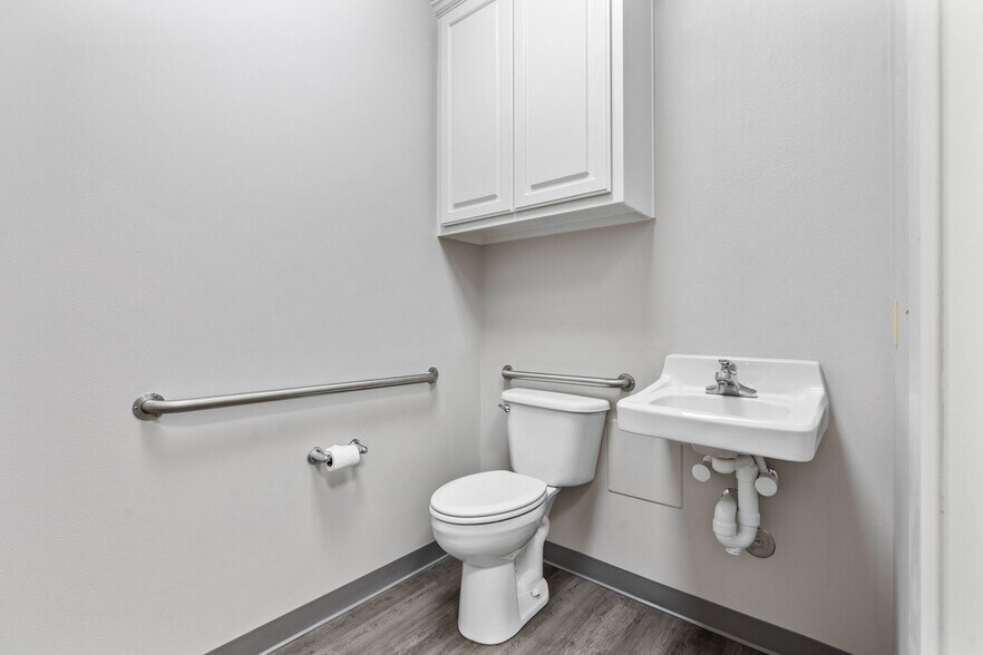 More Photos Of 3607 N Loop 336, Conroe Light Manufacturing For Lease