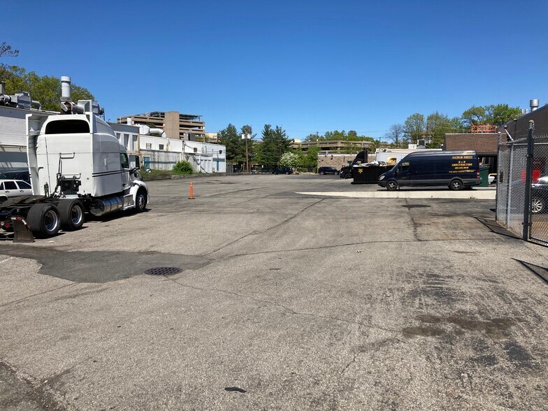 More Photos Of 221 S 31st St, Kenilworth Warehouse For Lease