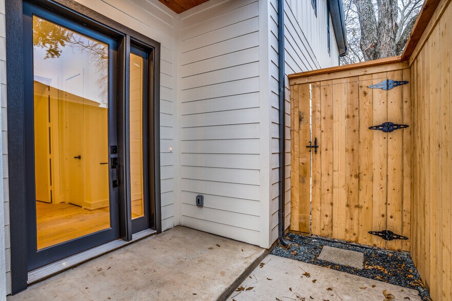 More Photos Of 421/423 Wayne, Dallas Apartments For Sale