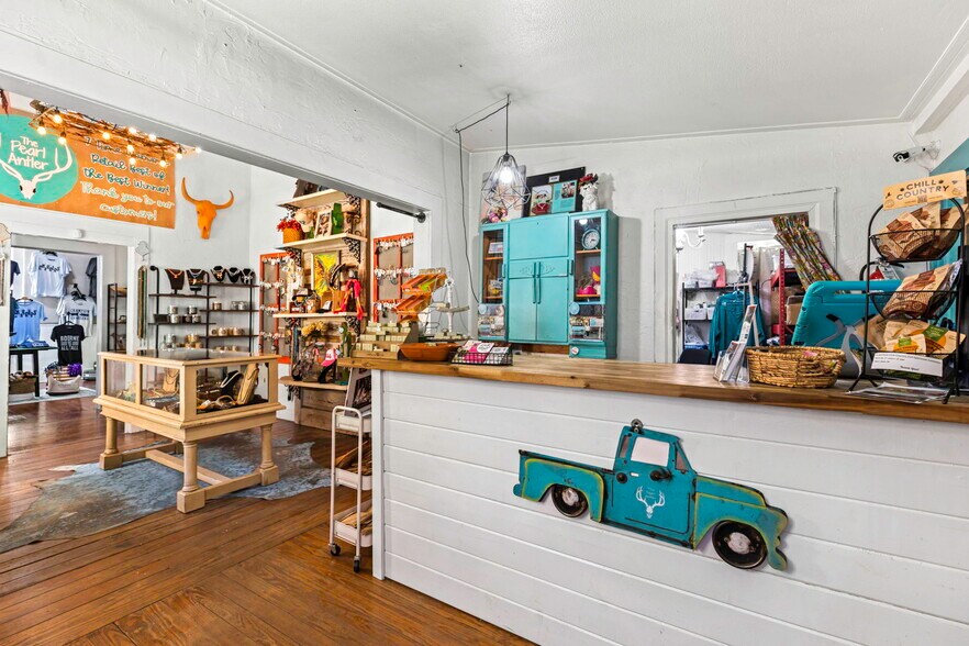 More Photos Of 322 S Main St, Boerne General Retail For Sale