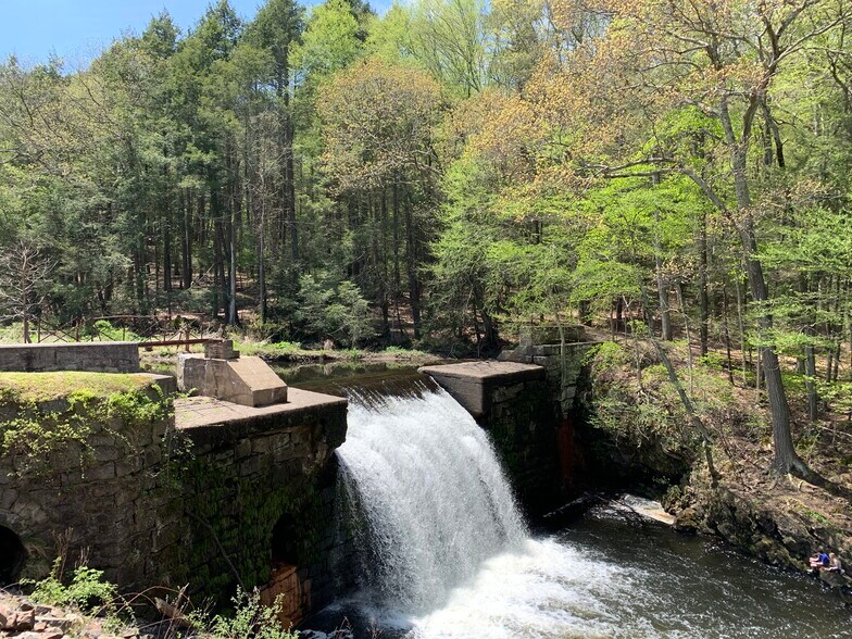More Photos Of 27 Glen Rd, Sandy Hook Office For Lease