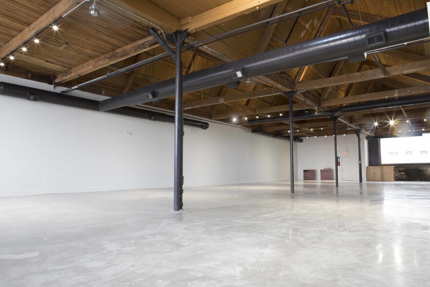 More Photos Of 309-319 N Justine St, Chicago Showroom For Lease