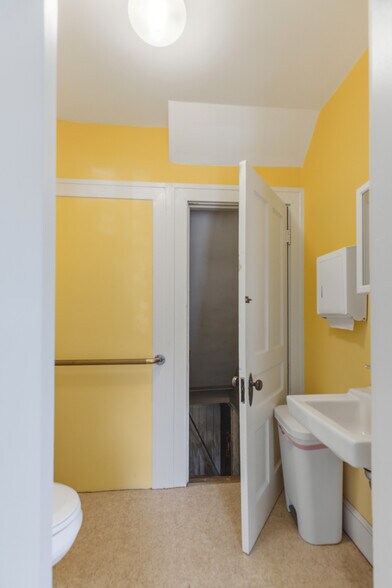 More Photos Of 93 Roxbury St, Keene Office For Sale