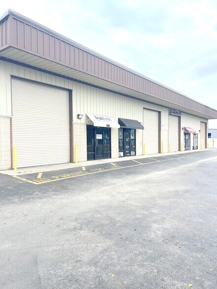 More Photos Of 1194 E Carroll St, Kissimmee Warehouse For Lease
