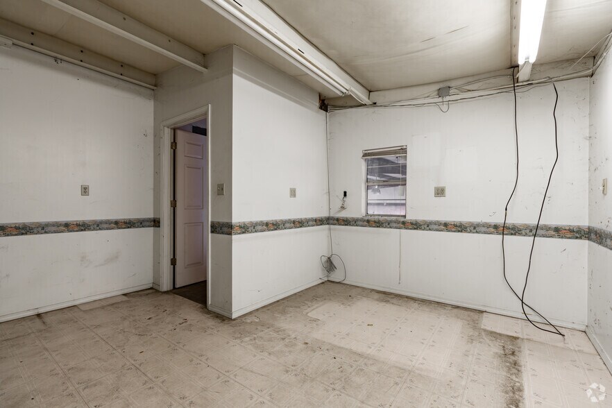 More Photos Of 1911 S Highland Ave, Jackson Service Station For Lease