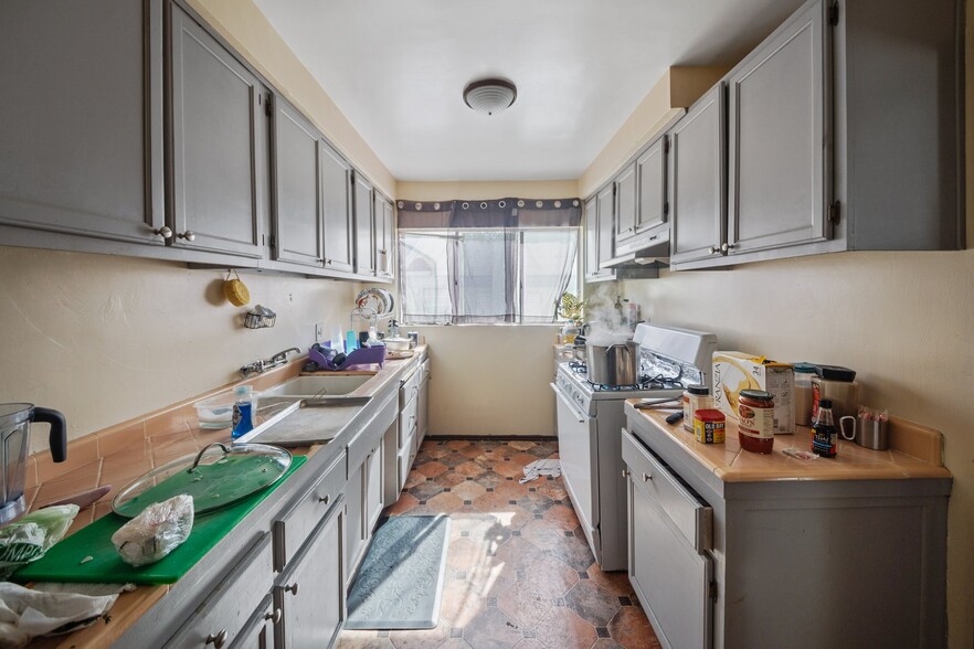 More Photos Of 736 S Gramercy Dr, Los Angeles Apartments For Sale