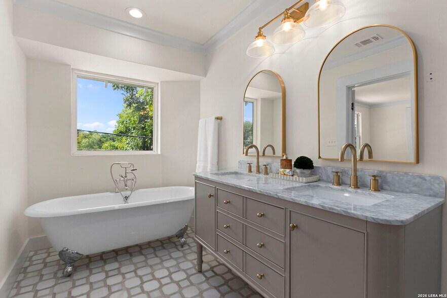 More Photos Of 824 High St, Comfort Flex For Sale
