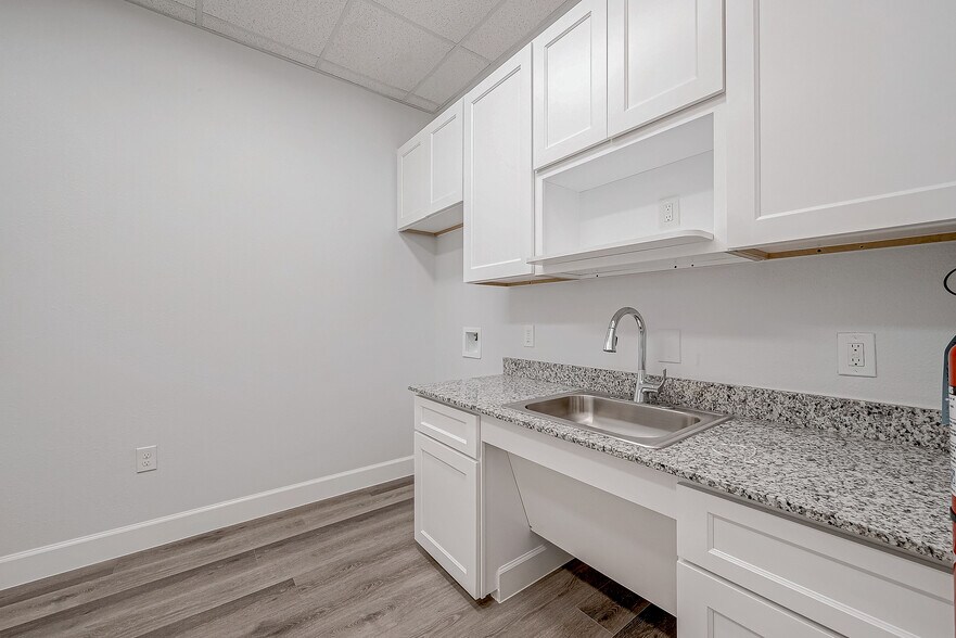 More Photos Of 18707 Mueschke Rd, Cypress Office For Sale