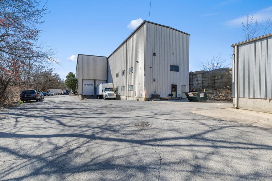 More Photos Of 55 Poplar St, Stamford Light Distribution For Sale