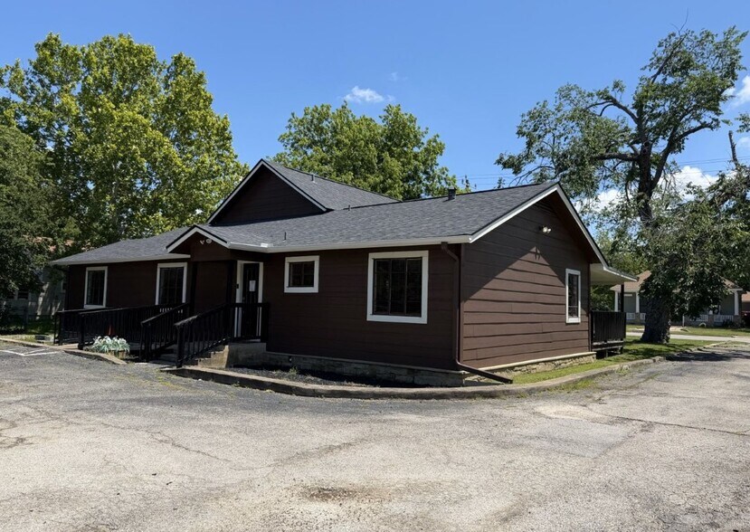 More Photos Of 401 W University Ave, Georgetown Office For Lease