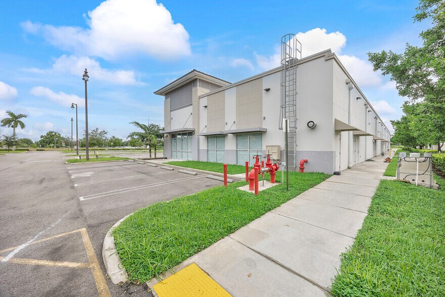 More Photos Of 1400-1420 NE 8th St, Homestead Storefront For Lease