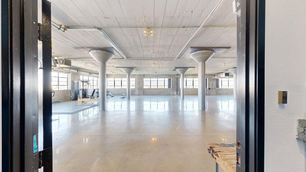 More Photos Of 530 E 8th St, Los Angeles Showroom For Lease