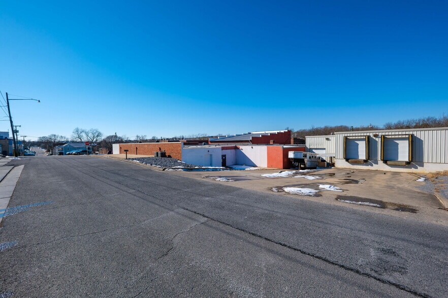 More Photos Of 115 Miller St, Broadway Industrial For Lease