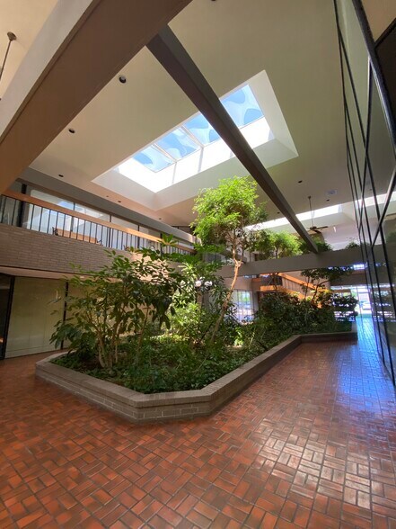 More Photos Of 10810 Katy Fwy, Houston Office For Lease