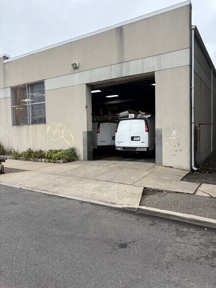 More Photos Of 96 Nassau Rd, Roosevelt Industrial For Sale