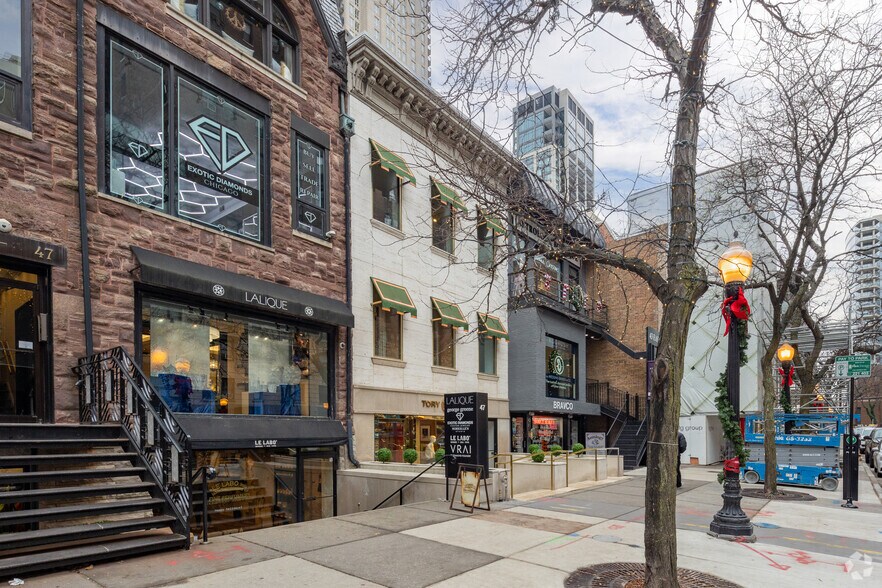 More Photos Of 45 E Oak St, Chicago Storefront For Lease