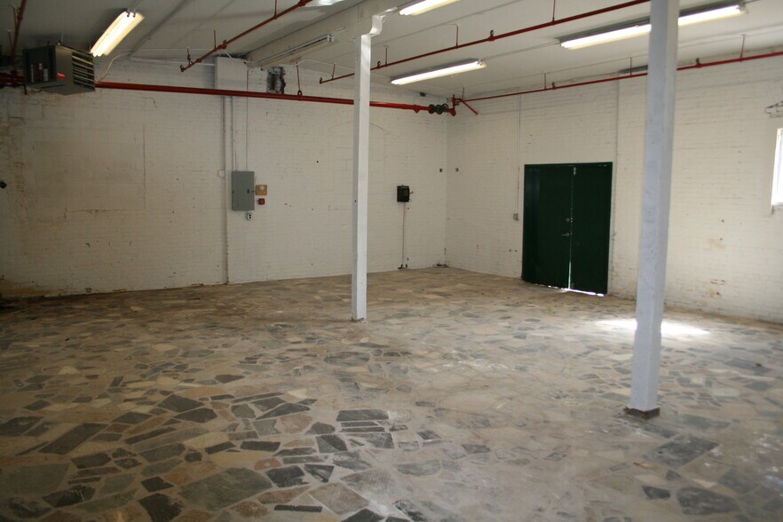 More Photos Of 210-211 Cottage St, Poughkeepsie Warehouse For Lease