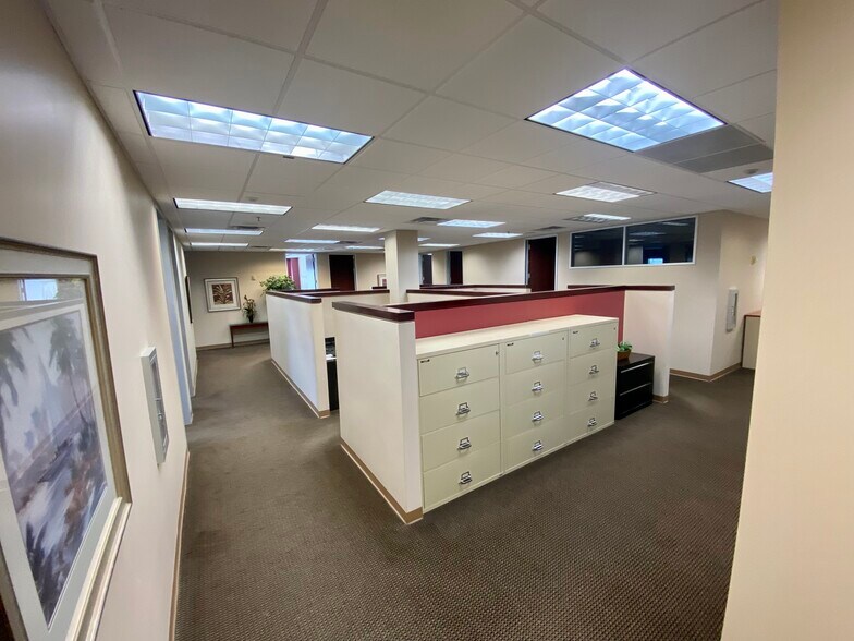 More Photos Of 4488 W Boy Scout Blvd, Tampa Office For Lease