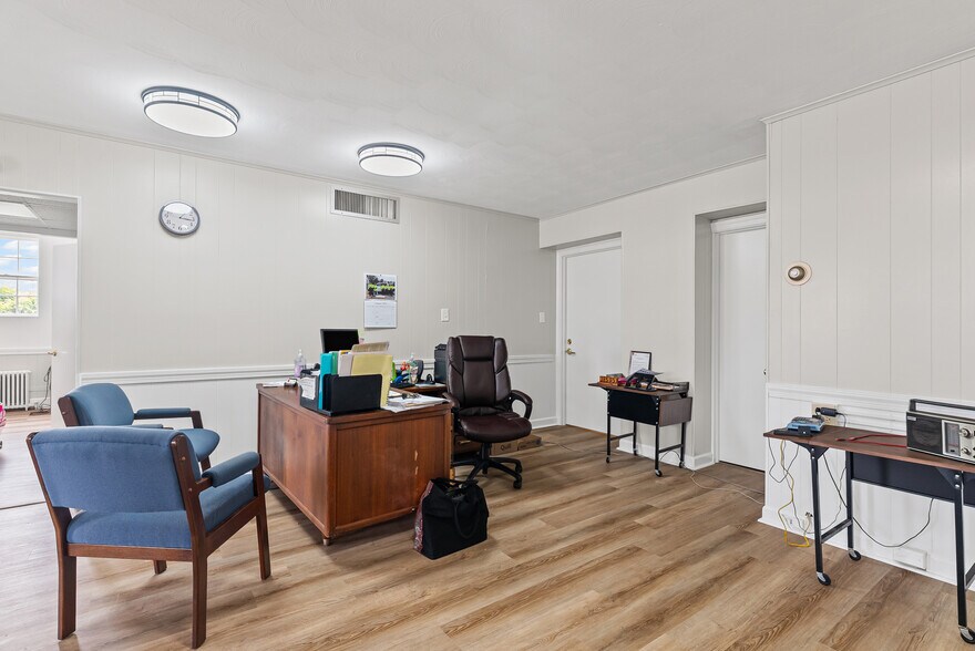 More Photos Of 525 7th St, Altavista Office For Sale