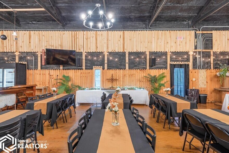 More Photos Of 110 E Union St, Unionville Restaurant For Sale