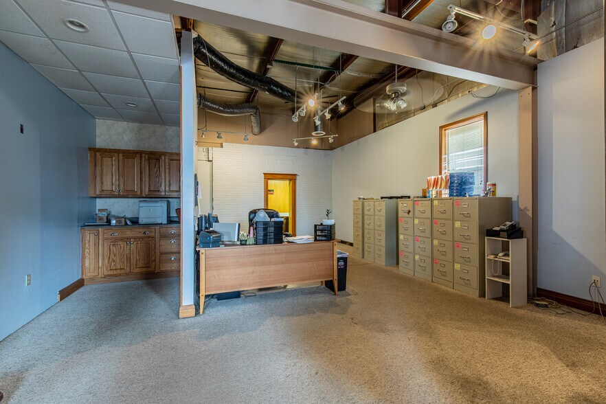 More Photos Of 825 N Pleasant St, Princeton Flex For Sale