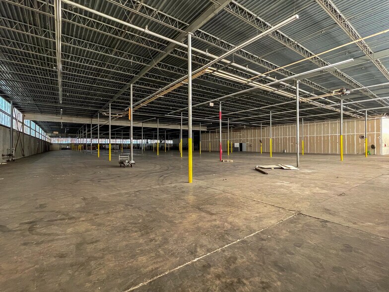 More Photos Of 4600 Park St N, Saint Petersburg Warehouse For Lease